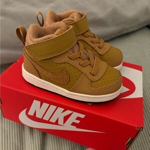 Nike Court Borough Mids